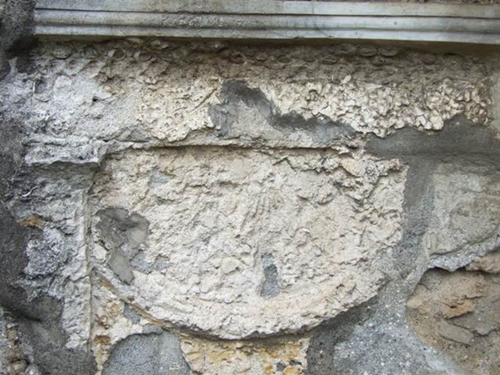 VI.10.7 Pompeii. March 2009. Room 15, south side of garden area.
Stucco garland with other stucco decoration above, in apsed niche at east end.