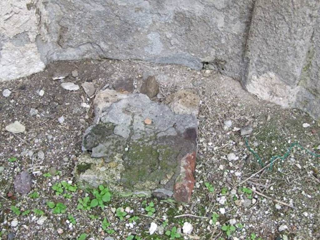 VI.10.7 Pompeii. March 2009. Room 15. Garden area. South side. Apsed niche at east end. Remains of pedestal.