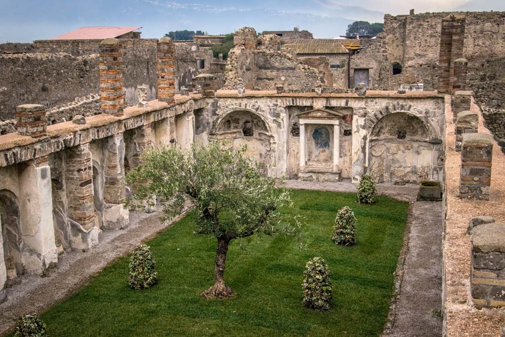 VI.10.7 Pompeii. January 2019.
Room 15, looking towards south wall of garden area, and its upper floor portico. Photo courtesy of Johannes Eber.
