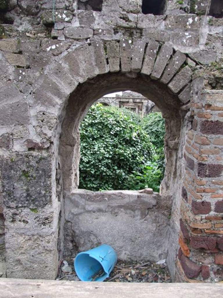 VI.10.7 Pompeii.  March 2009.  Room 16.  South wall.  Rear of garden niche.