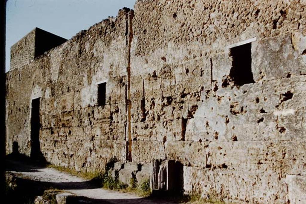 VI.10.9 Pompeii. 1959. Entrance doorway and windows in side façade, onto Via di Mercurio.
Photo by Stanley A. Jashemski.
Source: The Wilhelmina and Stanley A. Jashemski archive in the University of Maryland Library, Special Collections (See collection page) and made available under the Creative Commons Attribution-Non Commercial License v.4. See Licence and use details.
J59f0234