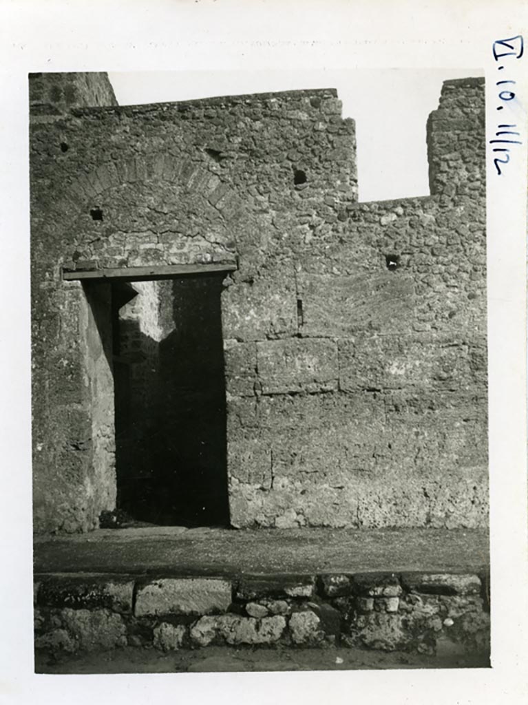 VI.10.9 Pompeii but linked to VI.10.11/12. Pre-1937-39. Entrance doorway on Via Mercurio, looking east.
Photo courtesy of American Academy in Rome, Photographic Archive. Warsher collection no. 1834.