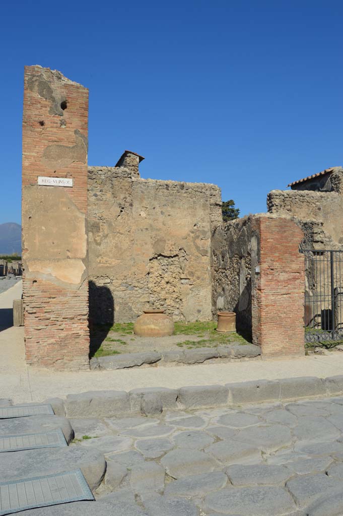 VI.10.10 Pompeii. October 2017.
Looking north to shop, on corner of Via di Mercurio, on left, and Via della Fortuna.
Foto Taylor Lauritsen, ERC Grant 681269 DÉCOR.