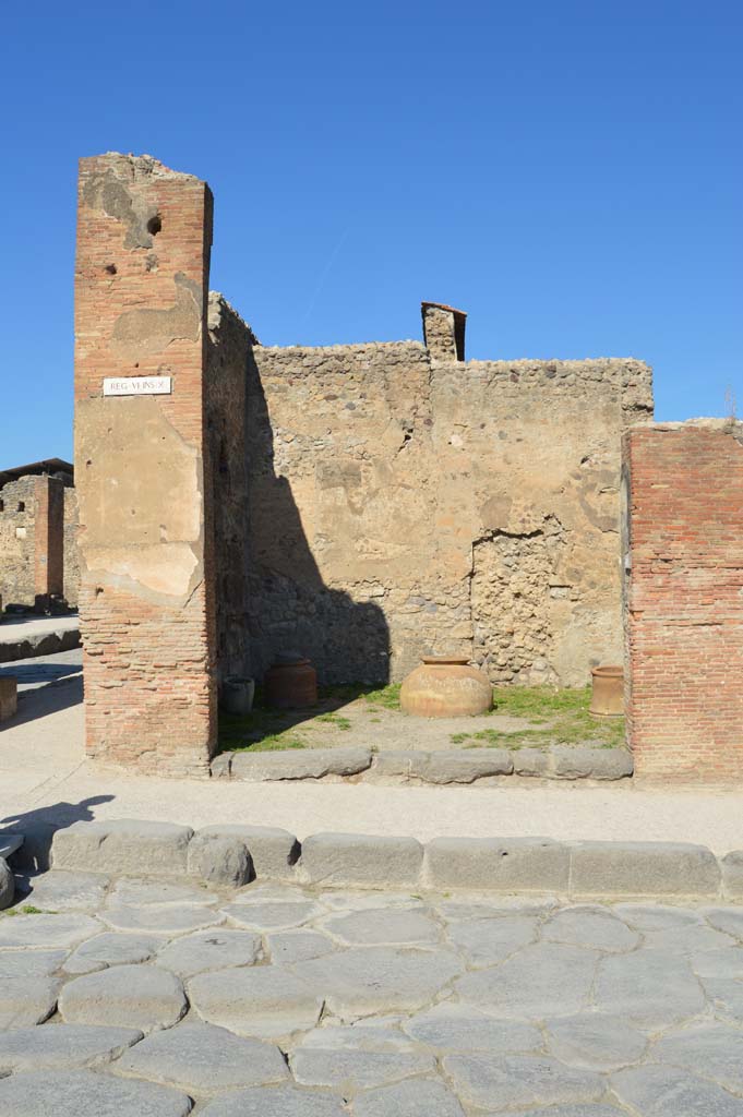 VI.10.10 Pompeii. October 2017. Looking north towards shop.
Foto Taylor Lauritsen, ERC Grant 681269 DÉCOR.