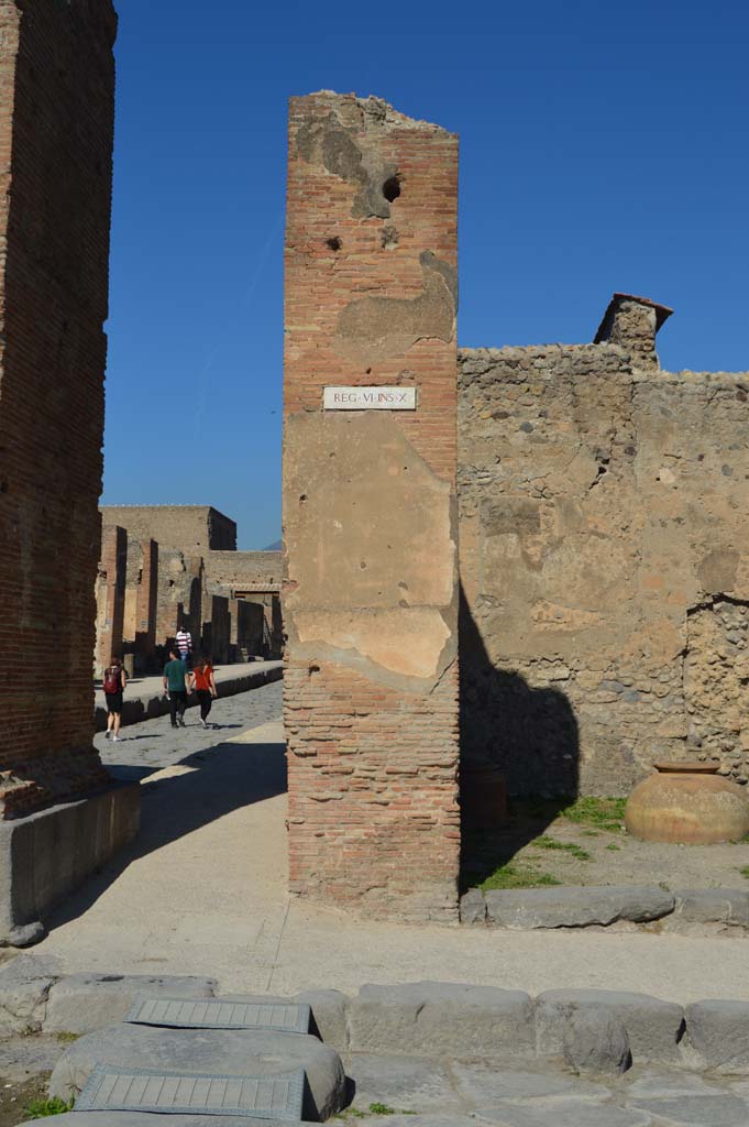 VI.10.10 Pompeii. October 2017.
Looking north to pilaster on west side of entrance doorway, with arch in Via di Mercurio, on left.
Foto Taylor Lauritsen, ERC Grant 681269 DÉCOR.
