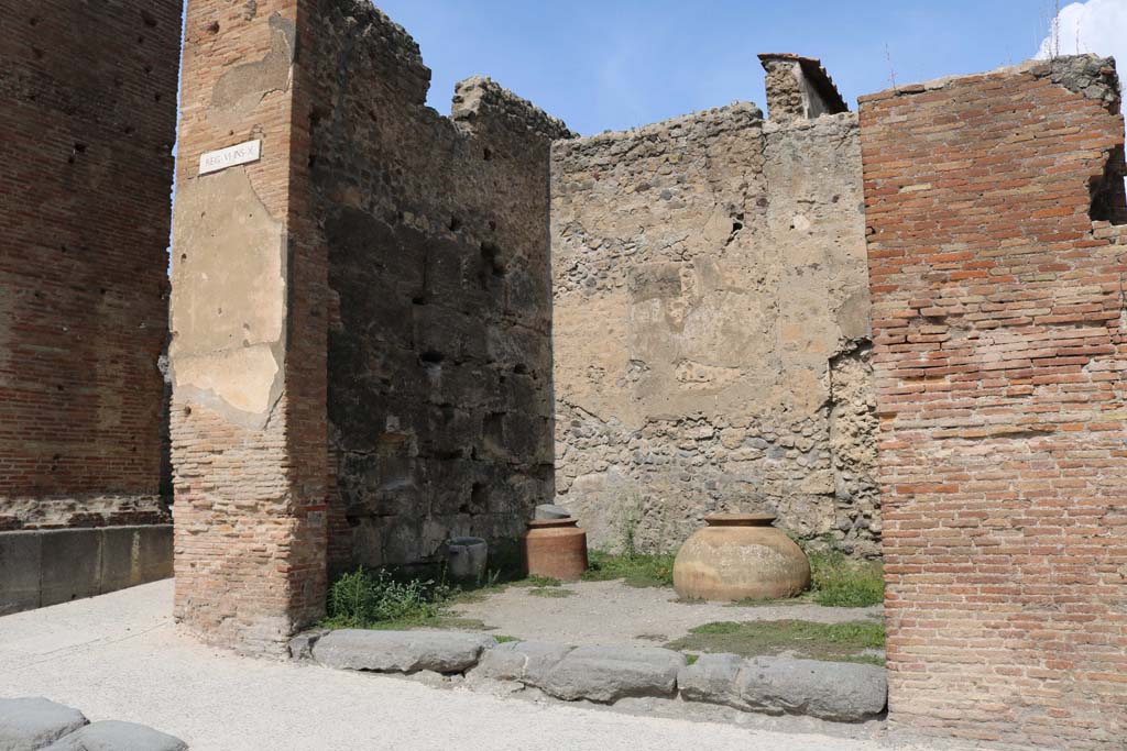 VI.10.10 Pompeii. December 2018.
Looking north-west towards side of Arch, Via di Mercurio and west side of shop. Photo courtesy of Aude Durand.