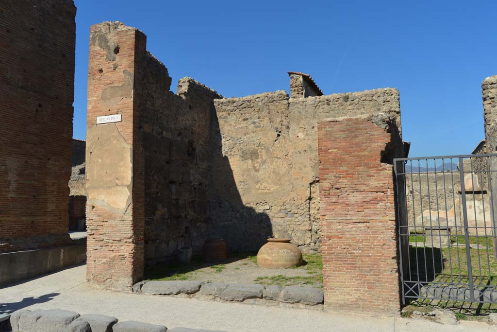 VI.10.10 Pompeii. October 2017.
Looking north-west towards side of Arch, Via di Mercurio and west side of shop, with VI.10.11, on right.
Foto Taylor Lauritsen, ERC Grant 681269 DÉCOR.