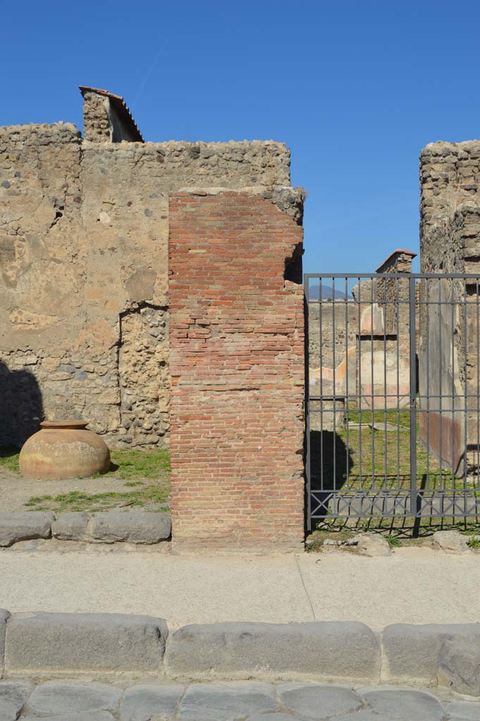 VI.10.10 Pompeii. October 2017.
Looking north to pilaster on east side of entrance doorway, with doorway to VI.10.11, on right.
Foto Taylor Lauritsen, ERC Grant 681269 DÉCOR.