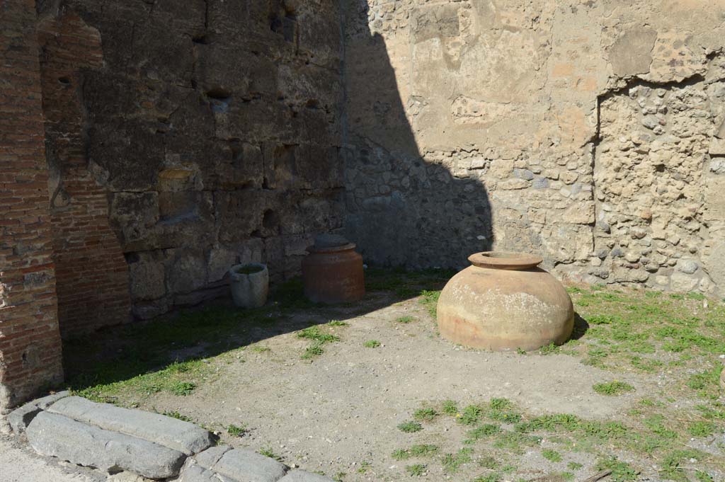 VI.10.10 Pompeii. October 2017. Looking towards west side of shop.
Foto Taylor Lauritsen, ERC Grant 681269 DÉCOR.