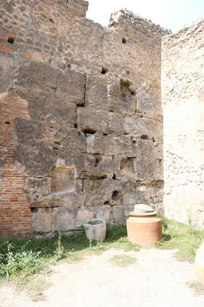 VI.10.10 Pompeii. December 2018.
Looking towards west wall. Photo courtesy of Aude Durand.