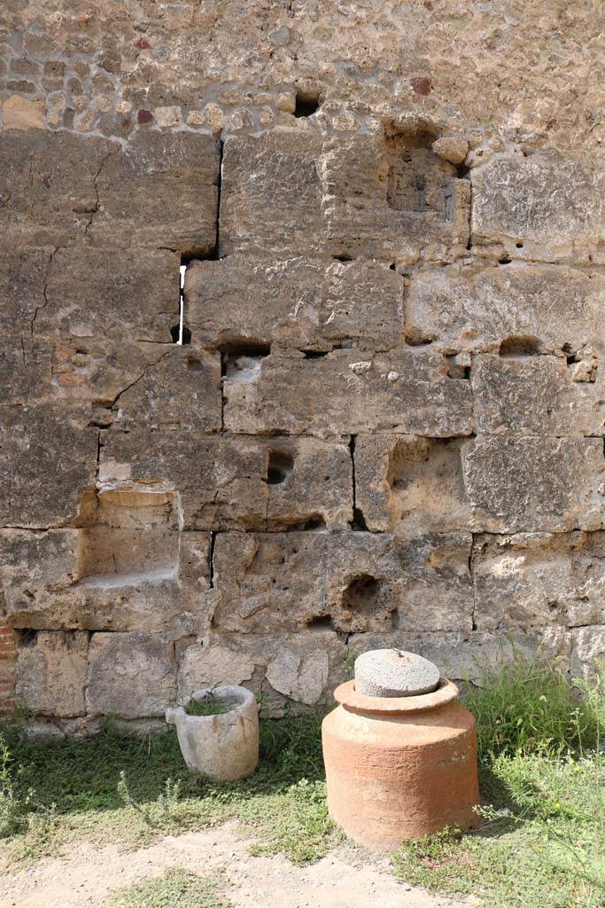 VI.10.10 Pompeii. December 2018.
West wall with square niche. Photo courtesy of Aude Durand.