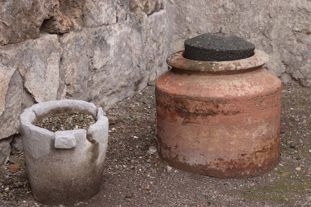 VI.10.10 Pompeii. October 2020. Urn near west wall of shop. Photo courtesy of Klaus Heese.