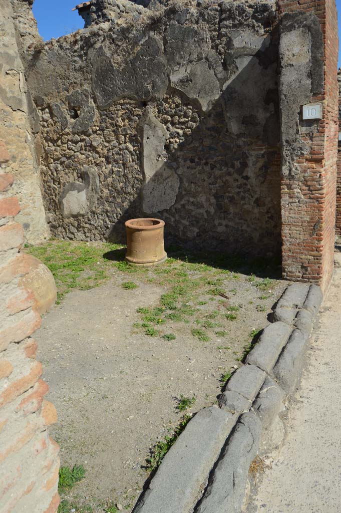 VI.10.10 Pompeii. October 2017. Looking east across shop and doorway threshold.
Foto Taylor Lauritsen, ERC Grant 681269 DÉCOR.
