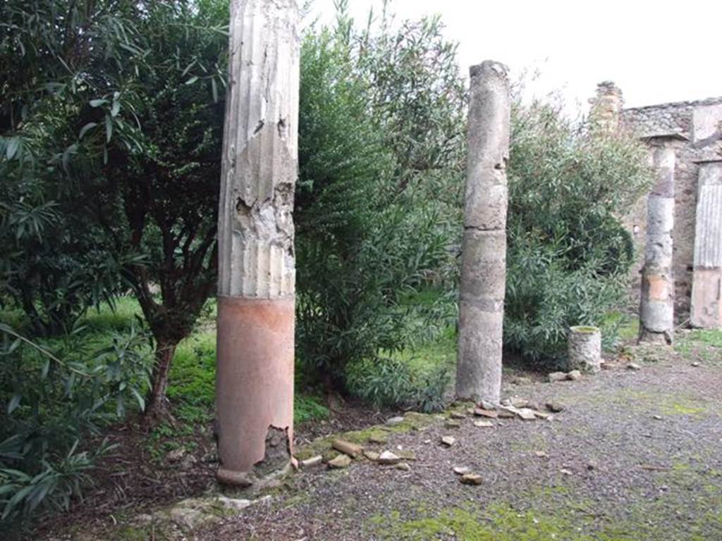 VI.10.11 Pompeii. March 2009. Room 17, looking east along columns in portico of garden area.