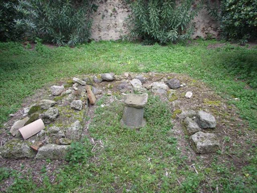 VI.10.11 Pompeii. March 2009. Room 17, remains of triclinium in centre of garden.
According to Soprano –
“Ubicazione: giardino. L. medius, m.3.75; l. summus e l. imus, m.2.90; lato del fusto della mensa, m.0.25; lato delle cornici, m.0.37.
Bibliog. Fiorelli, op. C., p.114; Bonucci, op. C. P.142; Breton, op. C. P.295.
Il triclinio era situato al centro del giardino; dei letti, a piano inclinato, quelli laterali sono di eguale lunghezza; dell’intonaco non restano che poche tracce lungo le pareti interne.
La mensa, a forma di piccola ara, consta di un podio a sezione quadrata sagomato da cornici.”
See Soprano, P. (1950). I triclini all’aperto di Pompei. (In Pompeiana, raccolta di studi per il secondo centenario degli scavi di Pompei. Napoli, Gaetano Macchiaroli, Editore, P. 301, no.15).