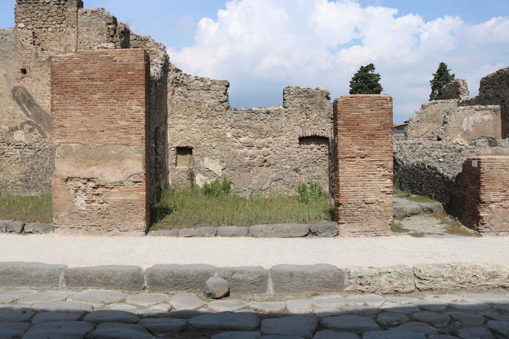 VI.10.13 Pompeii. December 2018.
Looking north from Via della Fortuna towards entrance doorway, with VI.10.14, on right. Photo courtesy of Aude Durand.