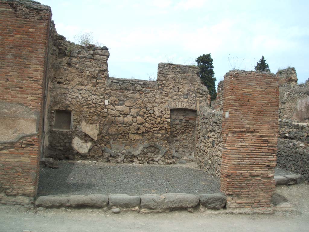 VI.10.13 Pompeii. May 2005. Looking north to shop.