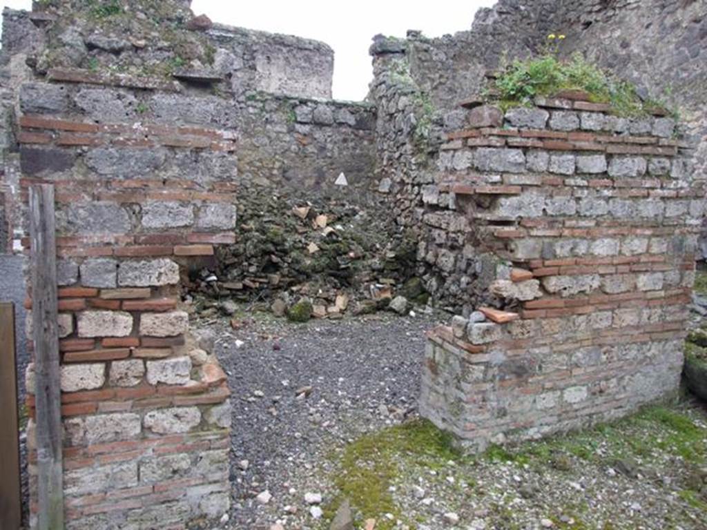 VI.10.14 Pompeii. March 2009. Room 13. Triclinium on west side of entrance.