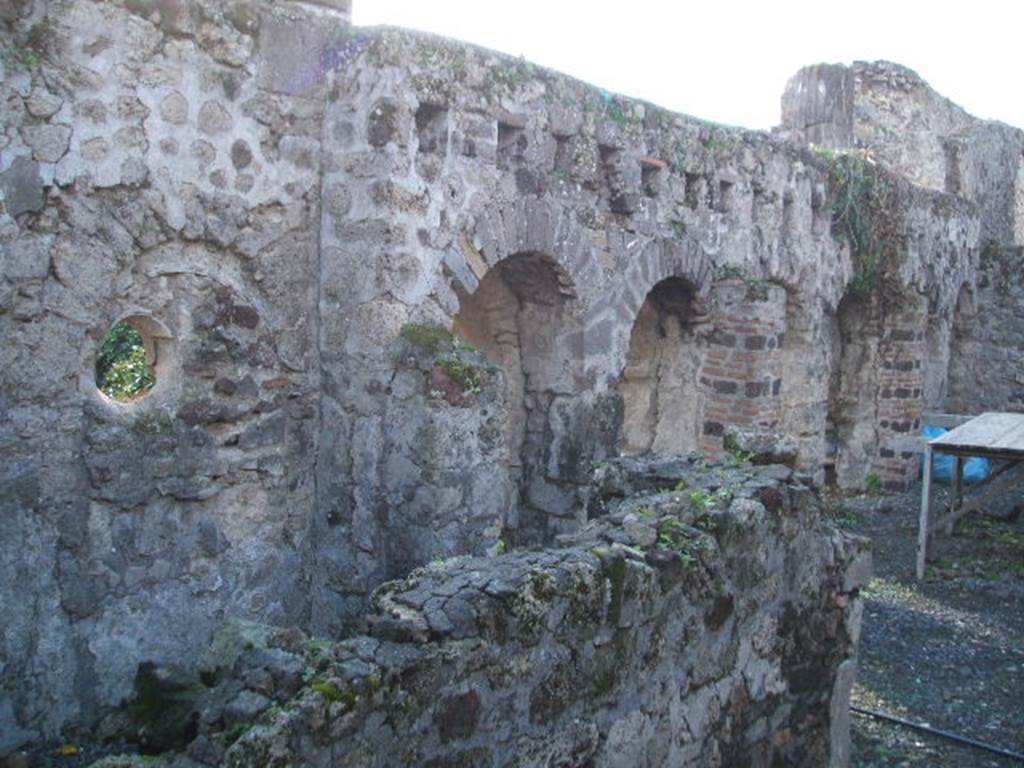 VI.10.16 Pompeii. December 2005. Looking south from rear entrance.