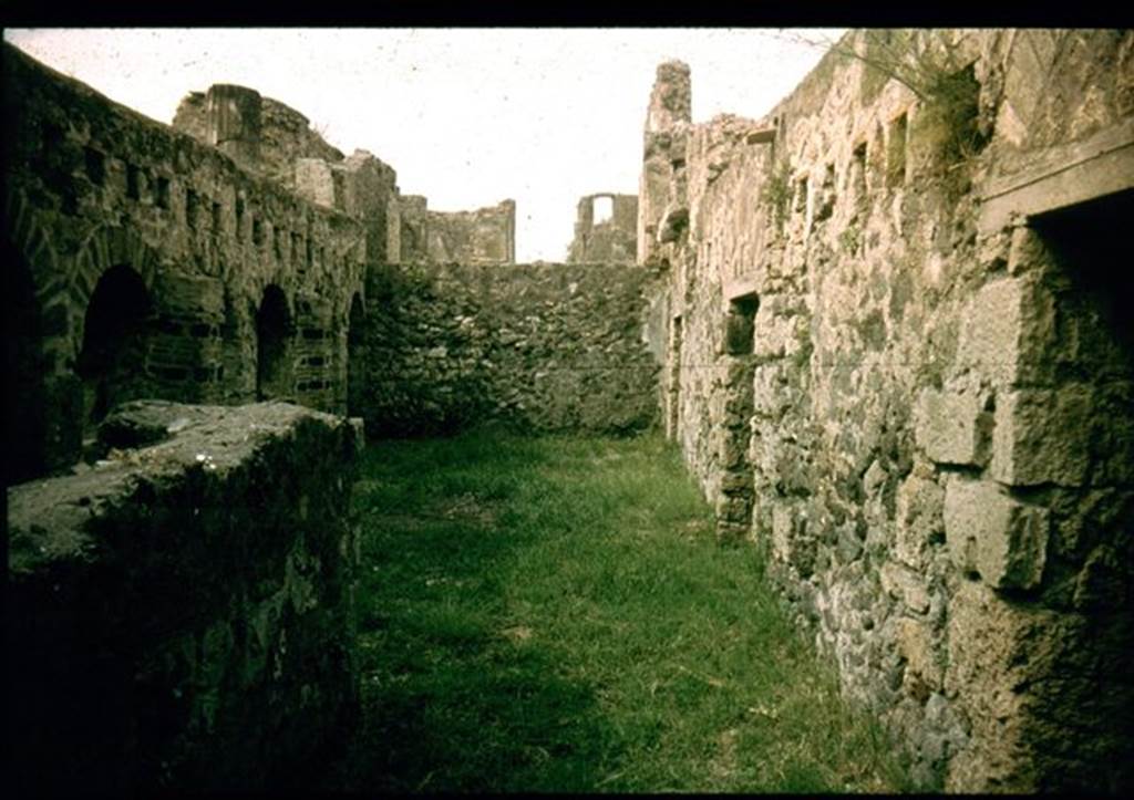 VI.10.16 Pompeii. Looking west towards Tablinum on upper level. Photographed 1970-79 by Günther Einhorn, picture courtesy of his son Ralf Einhorn.