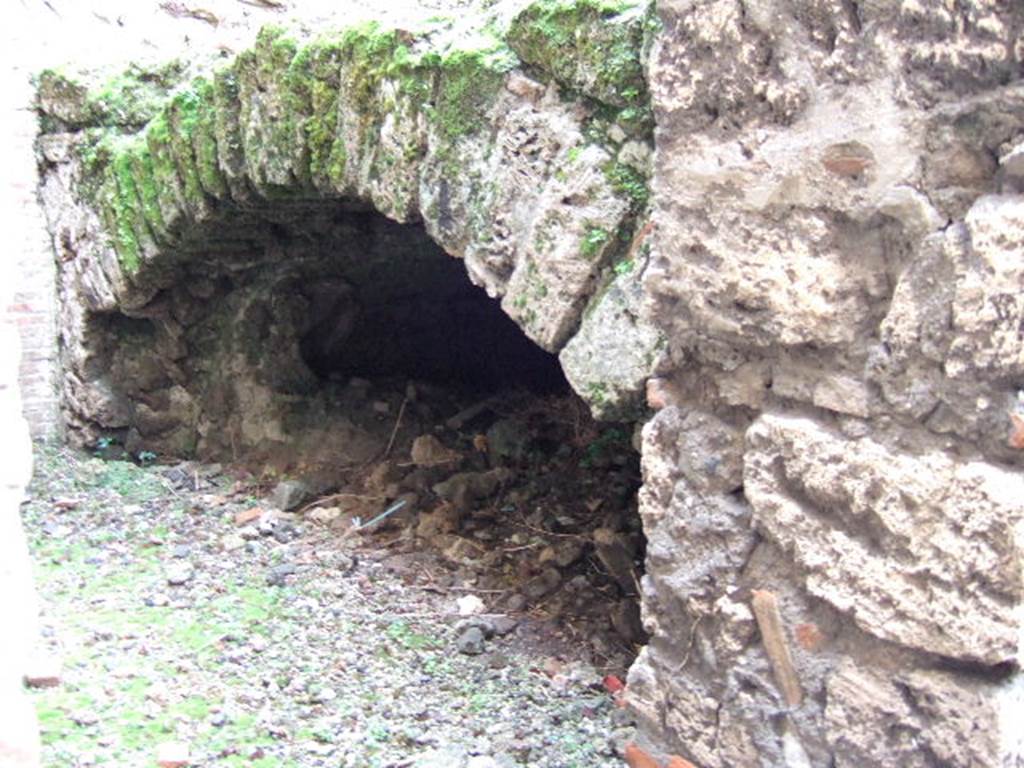 VI.10.17 Pompeii. December 2005. Arched cellar area.