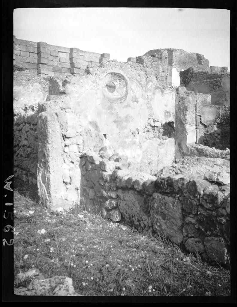 VI.11.3 Pompeii. W 1562 Looking north-east to Tower X, before restoration, across VI.11.3.
Photo by Tatiana Warscher. Photo © Deutsches Archäologisches Institut, Abteilung Rom, Arkiv.