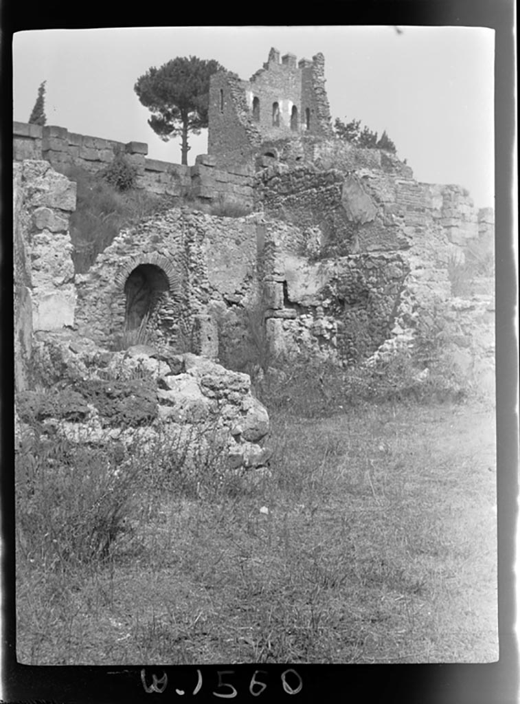 VI.11.3 Pompeii. W1560.
Looking north-east towards stairs with arched recess below, small room on its east side, and city walls with Tower X in background.
Photo by Tatiana Warscher. Photo © Deutsches Archäologisches Institut, Abteilung Rom, Arkiv.