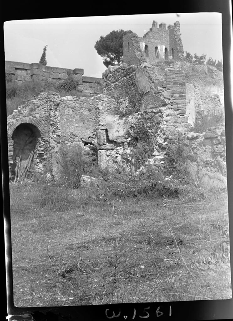 VI.11.3 Pompeii. W.1561.
Looking north-east towards arched recess, small room, and city walls with Tower X in background.
Photo by Tatiana Warscher. Photo © Deutsches Archäologisches Institut, Abteilung Rom, Arkiv.