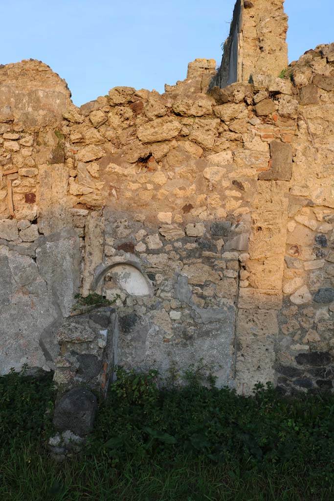VI.11.3 Pompeii. December 2018.
East wall, with niche. At the rear of the wall is VI.11.19. Photo courtesy of Aude Durand.