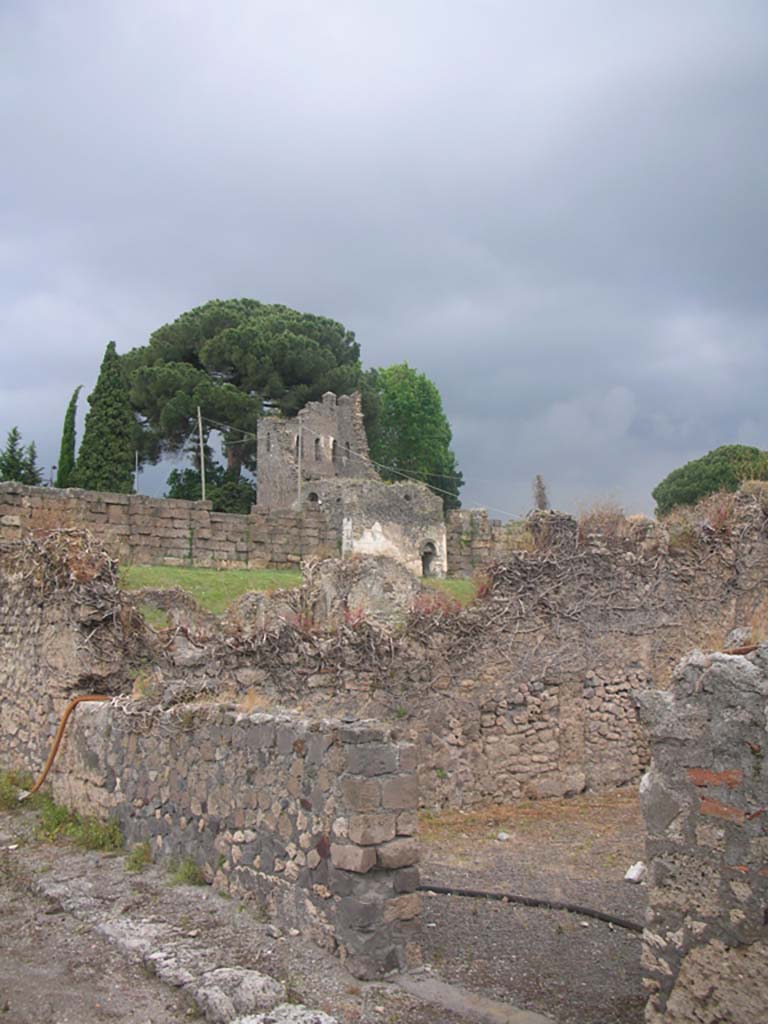 Vicolo del Fauno, Pompeii. May 2010.
Looking north-east towards entrance to VI.11.4, and across to Tower X. Photo courtesy of Ivo van der Graaff.