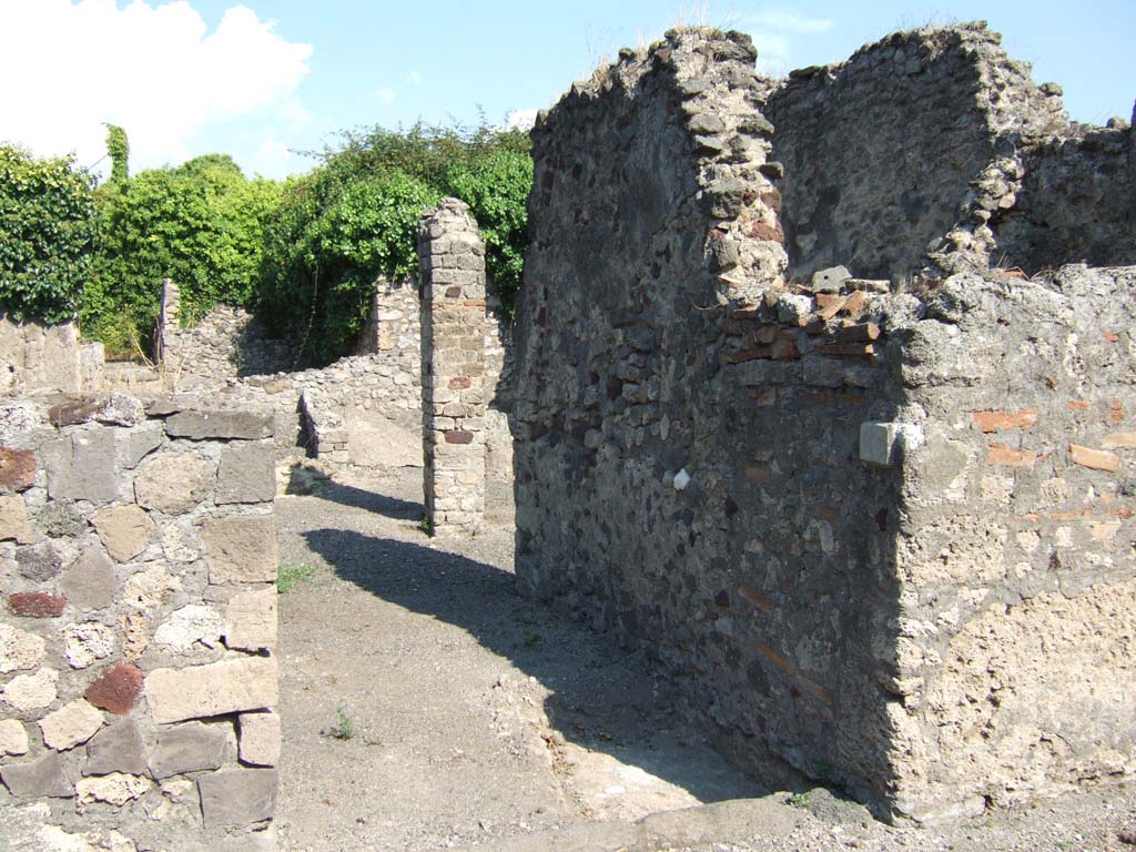 VI.11.4 Pompeii. September 2005. Entrance doorway, looking east.