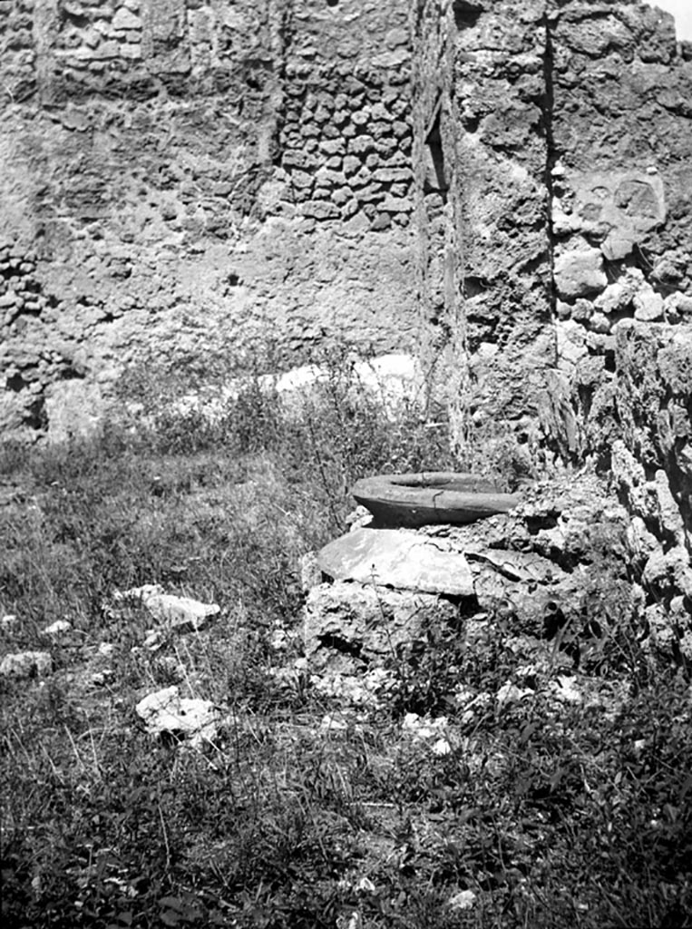 VI.11.4-17 Pompeii. W1496. Remains of interior wall, and cistern covered by remains of terracotta dolium.
Looking north along rear wall from south-east corner of yard.
Photo by Tatiana Warscher. Photo © Deutsches Archäologisches Institut, Abteilung Rom, Arkiv.