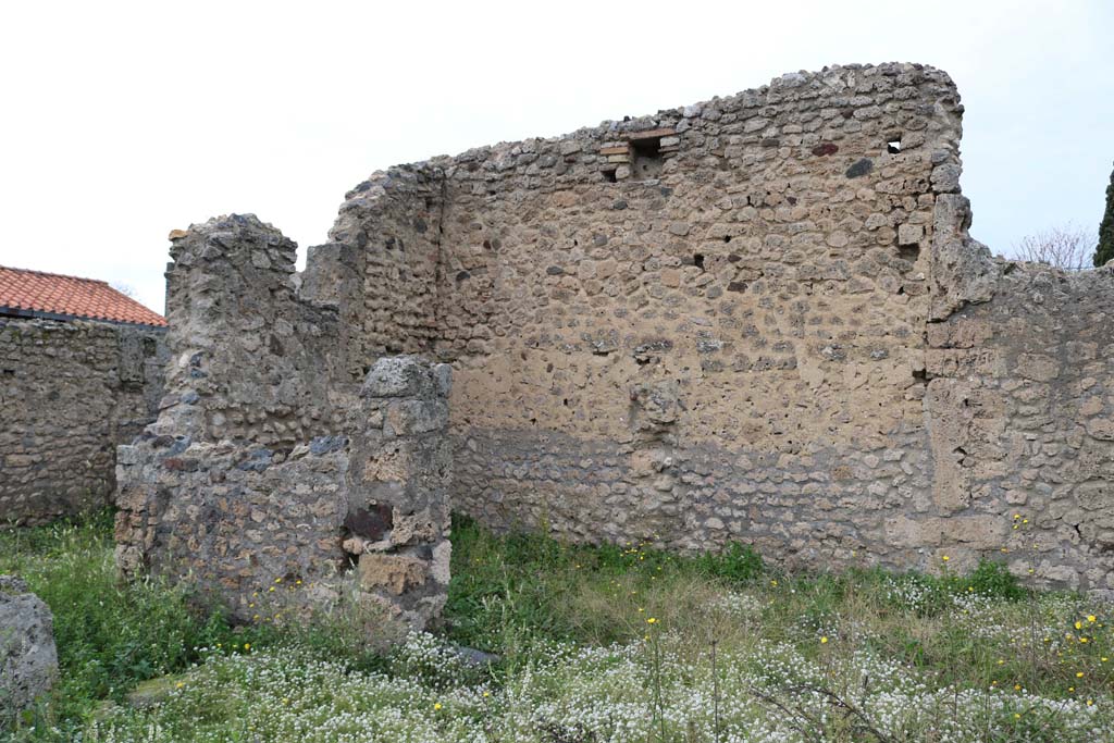 VI.11.5/15 Pompeii. December 2018.
North-west corner of garden area, linked to doorway at VI.11.5, on left. Photo courtesy of Aude Durand.