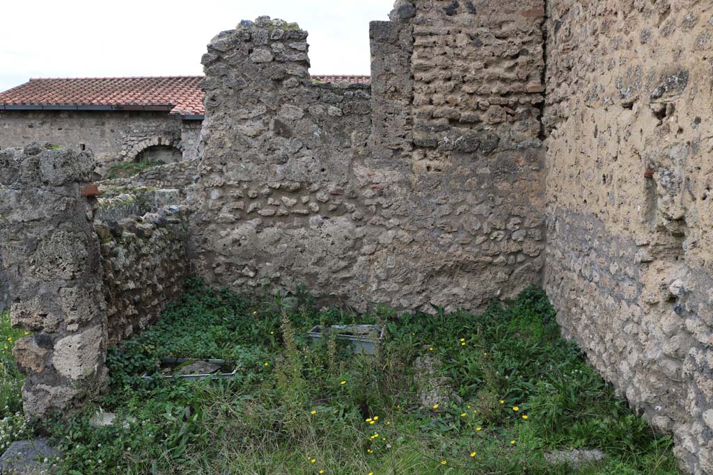 VI.11.5/15 Pompeii. December 2018.
Looking west from garden area towards triclinium in north-west corner of garden. Photo courtesy of Aude Durand.