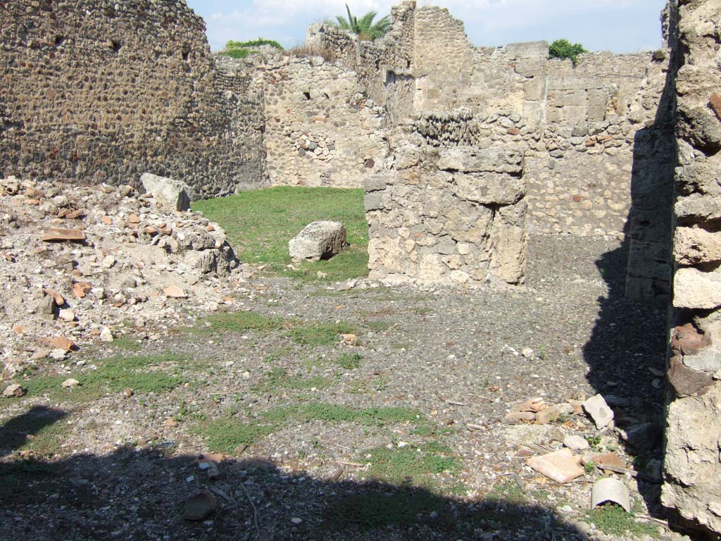 VI.11.7 Pompeii. September 2005. Looking east from entrance, on the left would have been the triclinium.
According to Fiorelli, this was a small house of only three rooms, consisting of entrance corridor, cubiculum and triclinium.
Apart from these rooms it also had a long recess, at the back in which were the hearth and the latrine.
See Pappalardo, U., 2001. La Descrizione di Pompei per Giuseppe Fiorelli (1875). Napoli: Massa Editore. (p. 69).