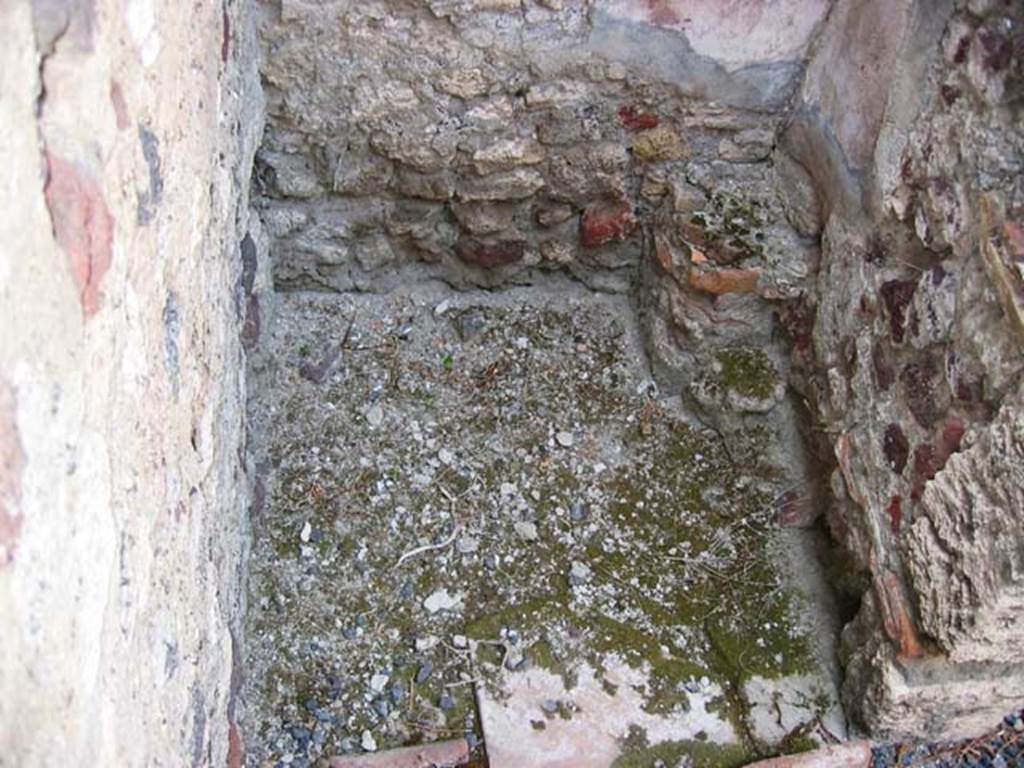 VI.11.8 Pompeii. July 2004. Room 56, latrine in north-west corner. Photo courtesy of Barry Hobson.