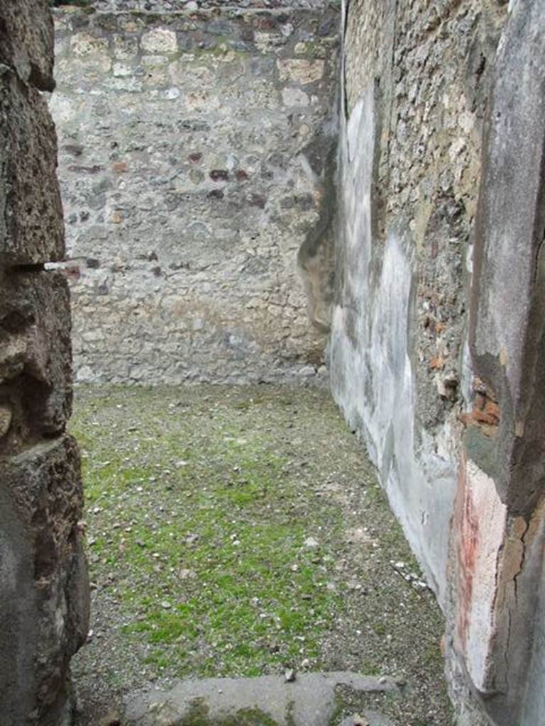 VI.11.9 Pompeii. March 2009.
Doorway to room 5, at end of corridor 4, looking south towards south-west corner.