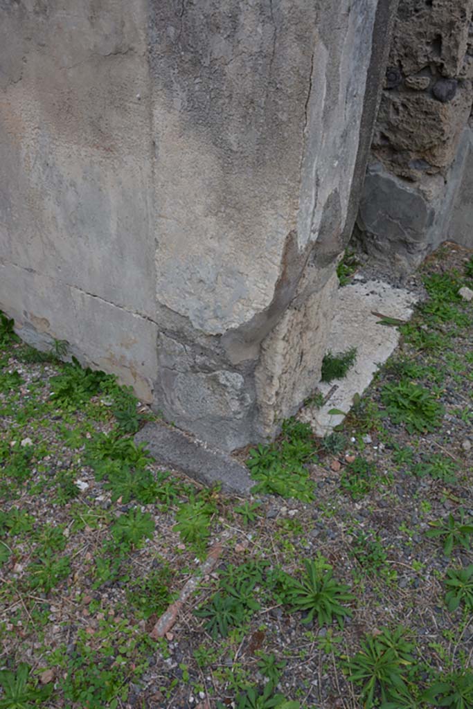 VI.11.9 Pompeii. October 2017.
Room 7, detail of pilaster on north wall at east end, with atrium 3.
Foto Annette Haug, ERC Grant 681269 DÉCOR
