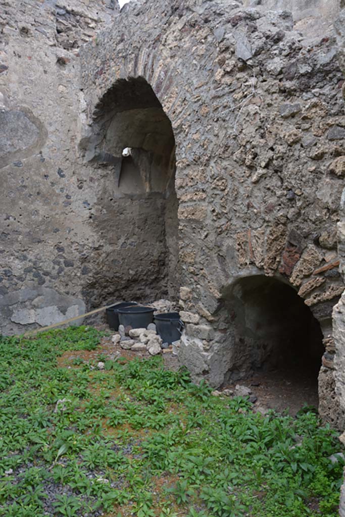 VI.11.9 Pompeii. October 2017. Room 8, north wall with two arched recesses under stairs.
Foto Annette Haug, ERC Grant 681269 DÉCOR