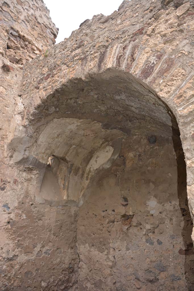 VI.11.9 Pompeii. October 2017. Room 8, larger arched recess at west end of north wall.
Foto Annette Haug, ERC Grant 681269 DÉCOR