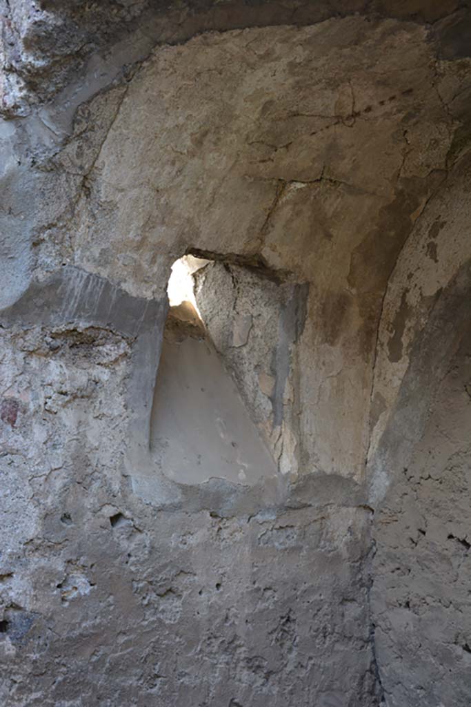 VI.11.9 Pompeii. October 2017. Room 8, window in west wall of larger arched recess.
Foto Annette Haug, ERC Grant 681269 DÉCOR