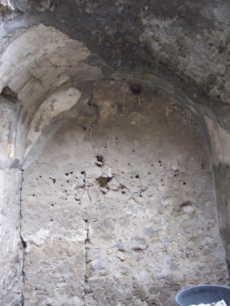 VI.11.9 Pompeii. March 2009. Room 8, arched recess, looking north.