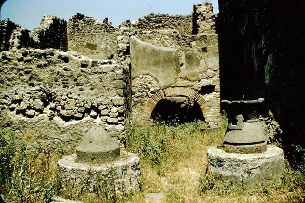 VI.11.9 Pompeii. 1957. Looking north across bakery 16 towards oven 55 with corridor 57 at the side. Photo by Stanley A. Jashemski.
Source: The Wilhelmina and Stanley A. Jashemski archive in the University of Maryland Library, Special Collections (See collection page) and made available under the Creative Commons Attribution-Non-Commercial License v.4. See Licence and use details.
J57f0340