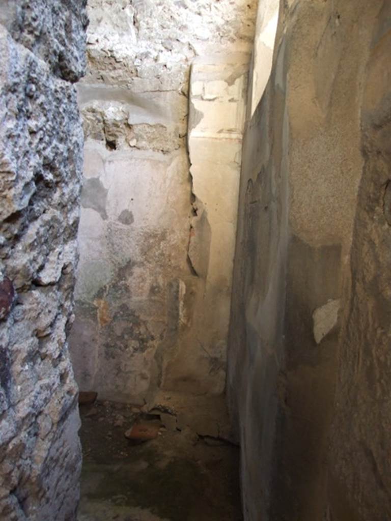 VI.11.9 Pompeii. December 2007. Room 21, tepidarium in baths area.
View from doorway in apodyterium 20, looking south into tepidarium.