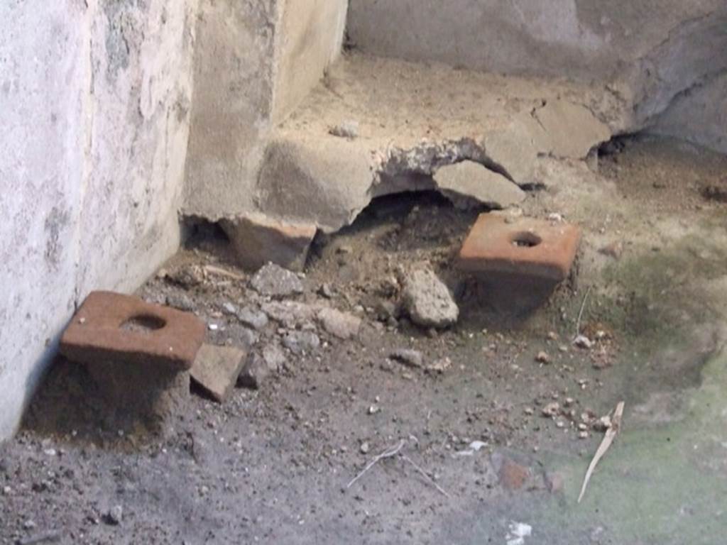 VI.11.9 Pompeii. December 2006.
Room 21, tepidarium of baths area. Original level of floor in south-west corner, showing hypocaust flooring.