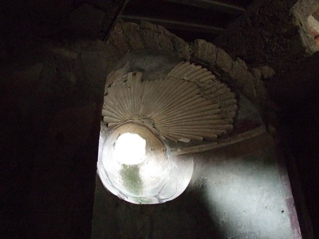 VI.11.9 Pompeii. December 2006. Room 22, plaster detail in window alcove in west end of caldarium.