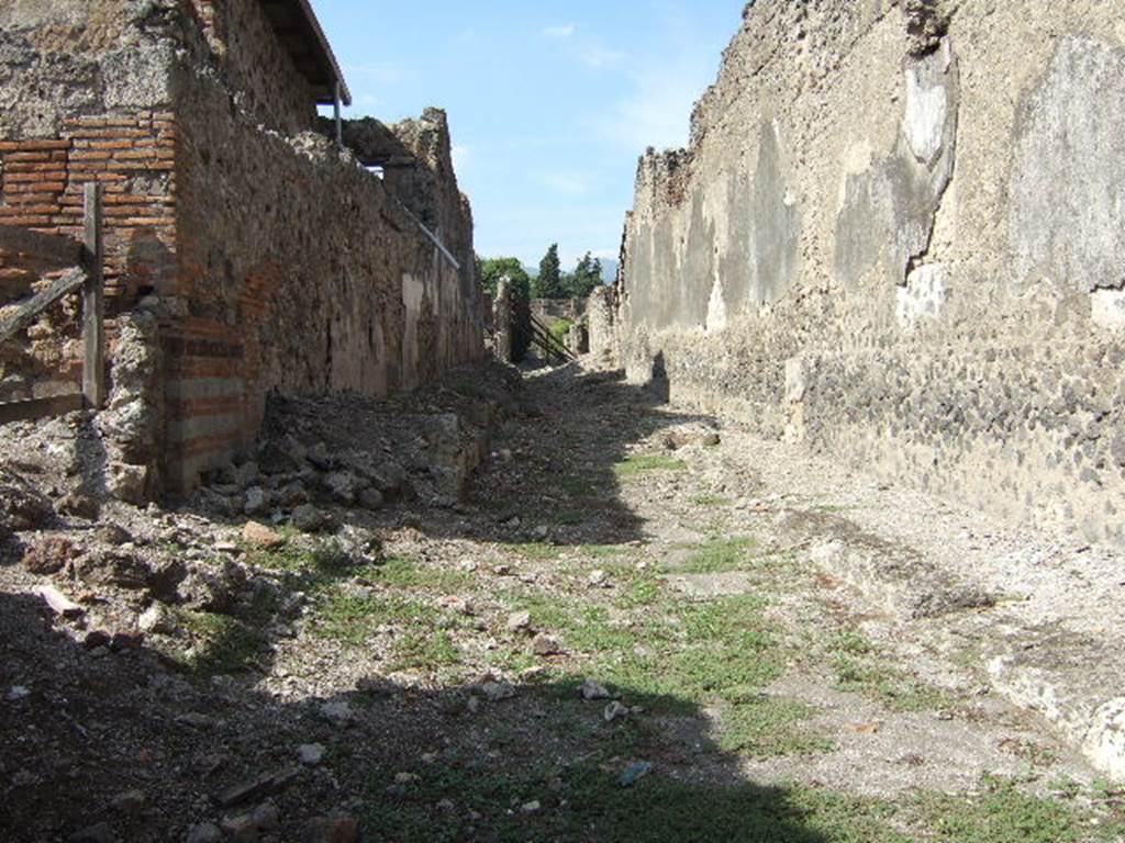 VI.9 Pompeii. Vico del Fauno looking North Side wall of VI.11.9