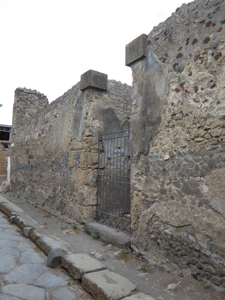 Vicolo di Mercurio, north side, Pompeii. September 2017.
Looking west along front facade of VI.11, from entrance doorway of VI.11.9, towards junction with Vicolo del Fauno, on left.
Foto Annette Haug, ERC Grant 681269 DÉCOR