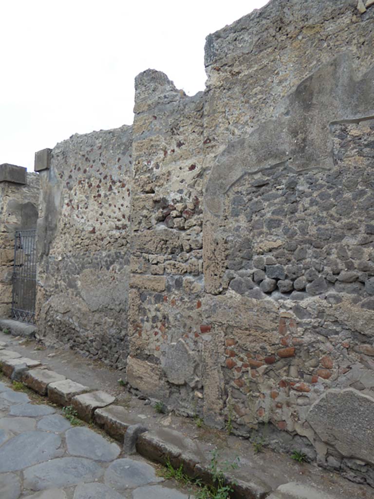 Vicolo di Mercurio, north side, Pompeii. September 2017.
Looking west along front facade of VI.11, from east side of entrance doorway at VI.11.9, on left.
Foto Annette Haug, ERC Grant 681269 DÉCOR
