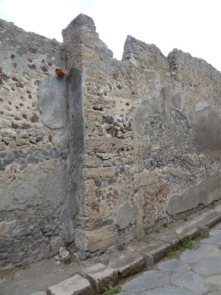 Vicolo di Mercurio, north side, Pompeii. September 2017.
Looking east along front facade of VI.11.9, from entrance doorway, on the left.
Foto Annette Haug, ERC Grant 681269 DÉCOR